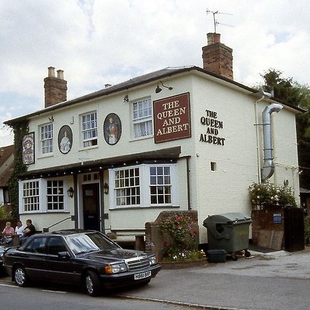 The Queen And Albert High Wycombe Exteriör bild