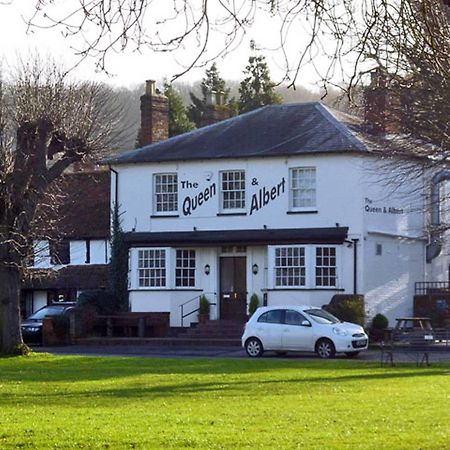 The Queen And Albert High Wycombe Exteriör bild